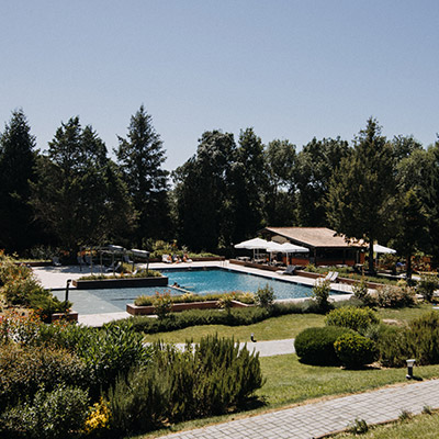 Jardins e piscina do Covilhã Country Club ao entardecer
