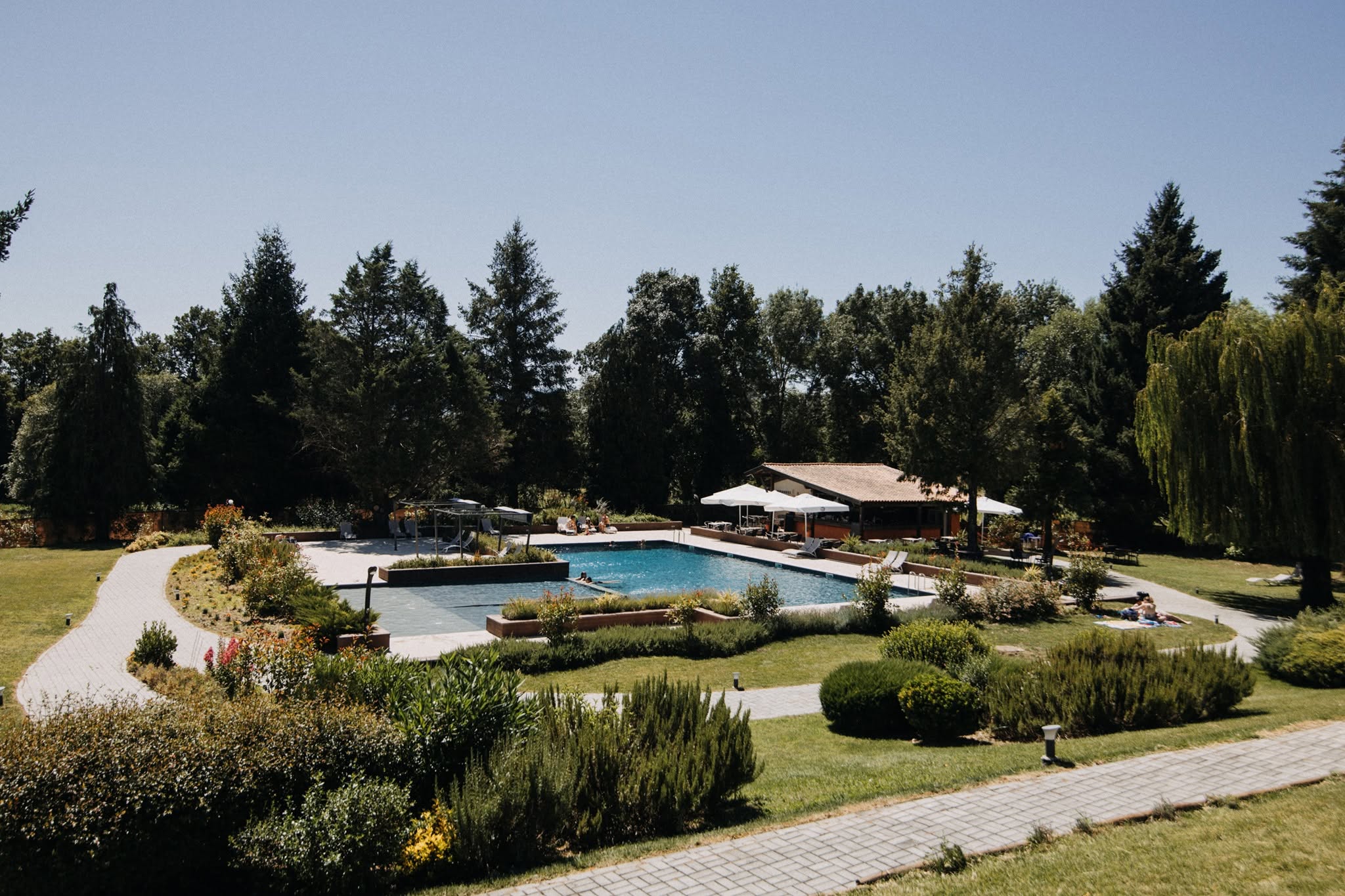 Vista da piscina e jardins do Covilhã Country Club com a Serra da Estrela ao fundo
